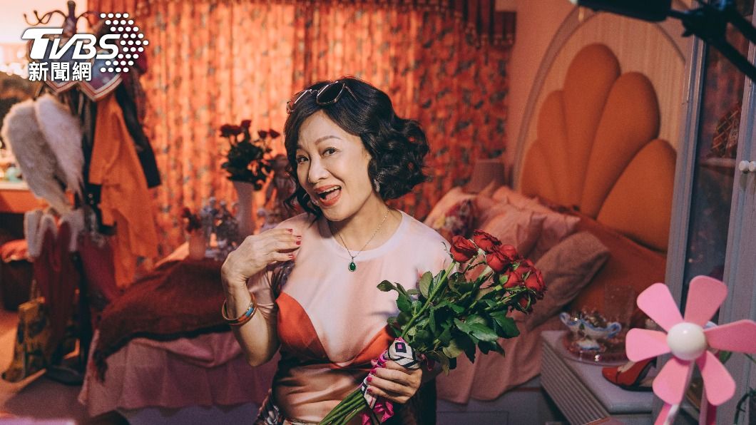 比莉喪夫「跨海追愛」露美胸!賈靜雯自嘲超平凡:變宅女