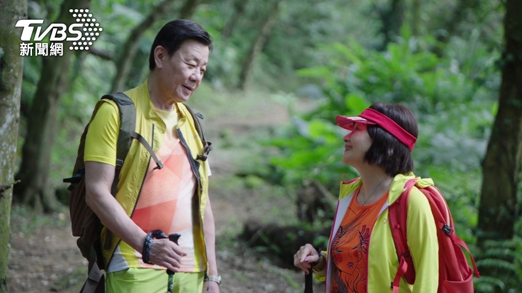 比莉在《媽,別鬧了!》中因為丈夫寇世勳的離世有了不一樣的愛情觀。(圖/Netflix、草舍文化提供)