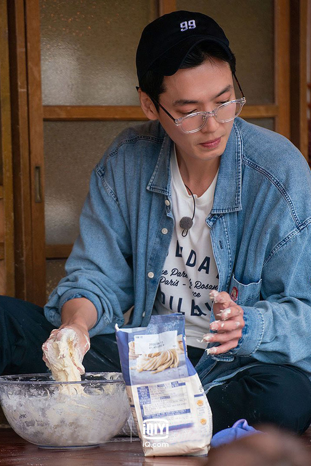 鄭敬淏問題不斷，還失魂打翻麵粉。（圖／愛奇藝國際站提供）