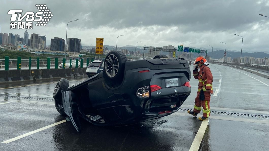下雨天打滑失控!台65線休旅車自撞中央分隔島 整車翻覆