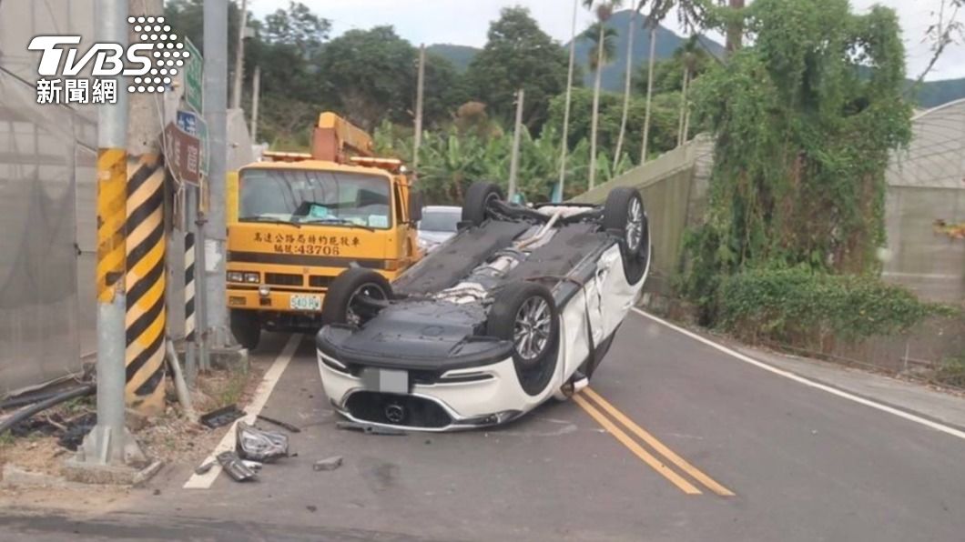 黑白大對決!閃燈路口互不相讓 白車輸慘...四輪朝天