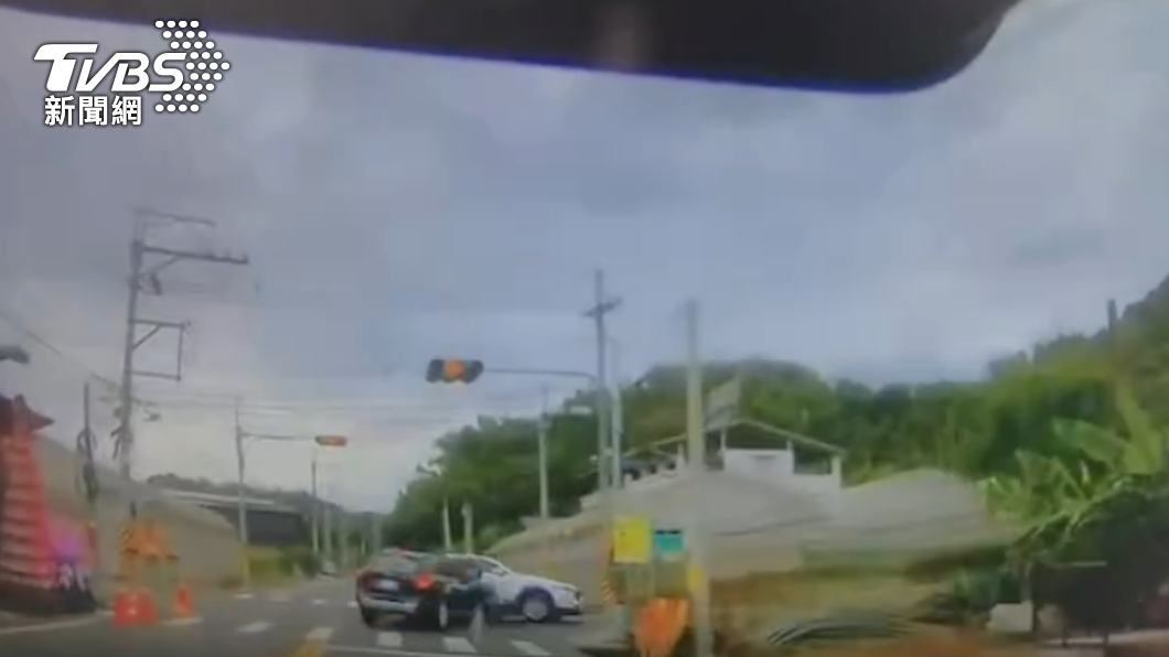 閃燈路口，兩車互不相讓，結果撞車。（圖／警方提供）