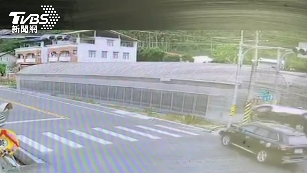 黑、白兩車相撞瞬間。（圖／警方提供）