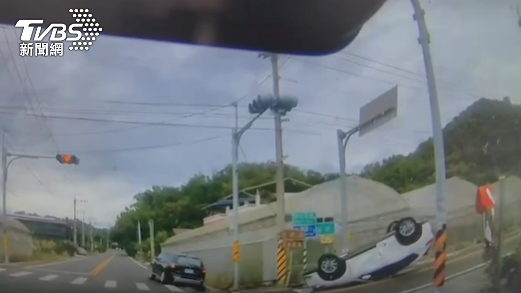 閃燈路口，兩車互不相讓，白車遭撞四輪朝天。（圖／警方提供）