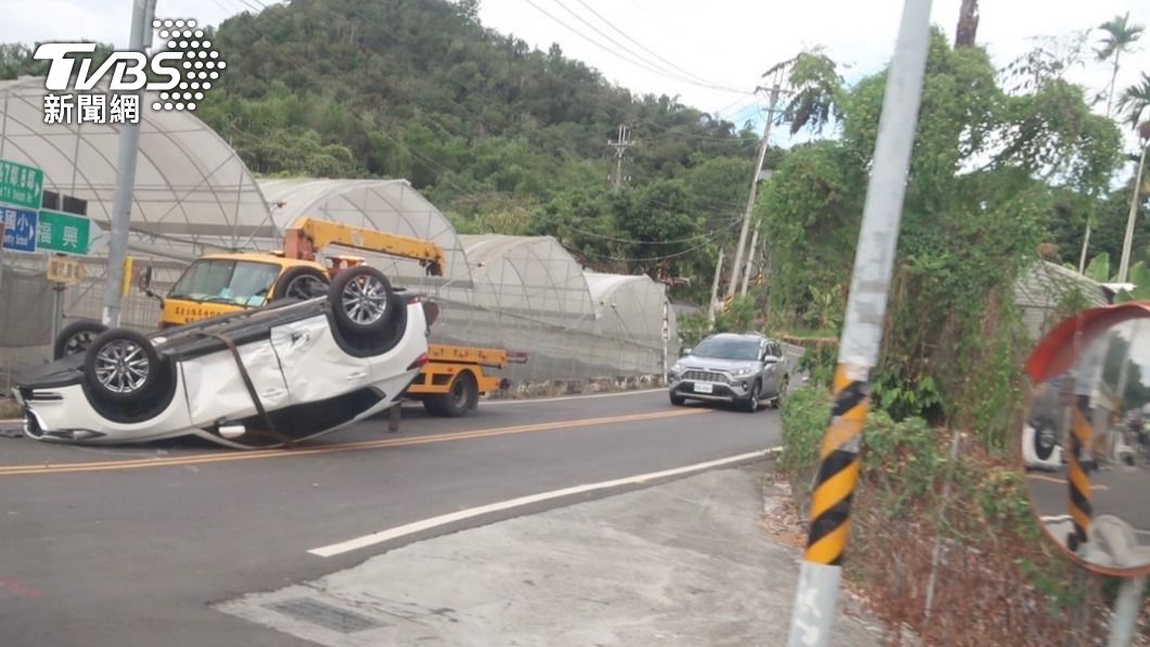 閃燈路口，兩車互不相讓，白車遭撞四輪朝天。（圖／警方提供）