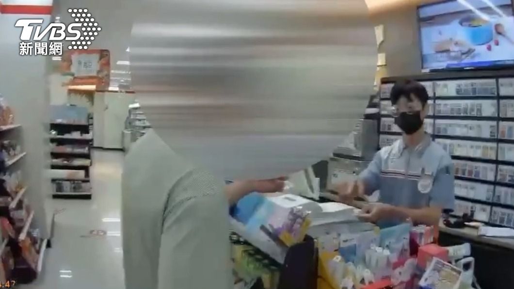 超商店員發現男子買點數可能被詐騙。（圖／TVBS）