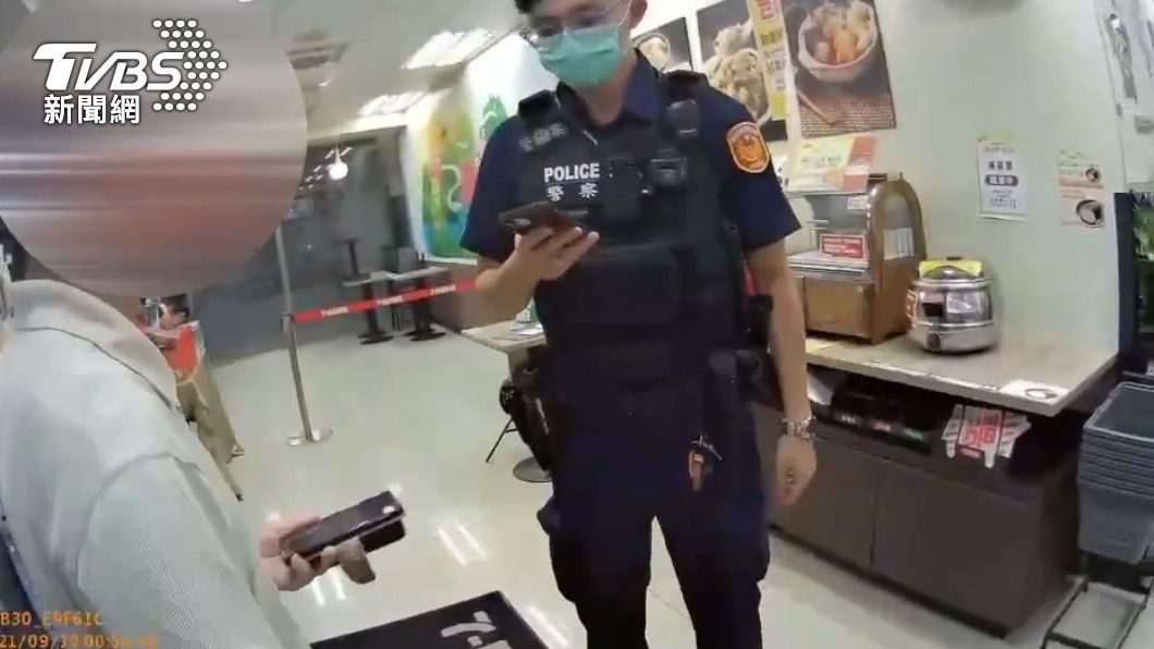 員警接獲銀行或超商通報都會及時趕到攔阻民眾。（圖／TVBS）