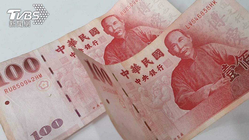 外送員只收2張百元鈔票,剩下的零錢拒收。(圖/TVBS)