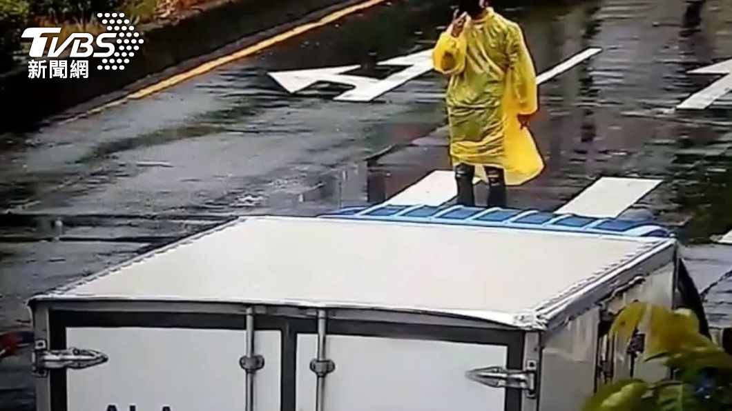 余男誤以為被尋仇停車揮刀。（圖／TVBS）