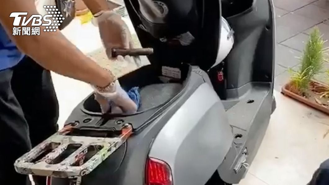 警方在余男車廂找到鋼筆槍及辣椒水。（圖／TVBS）