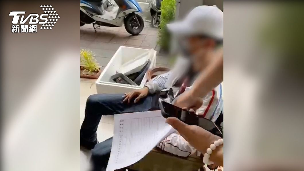 余男在西藏路上牽車時被警方找到。（圖／TVBS）