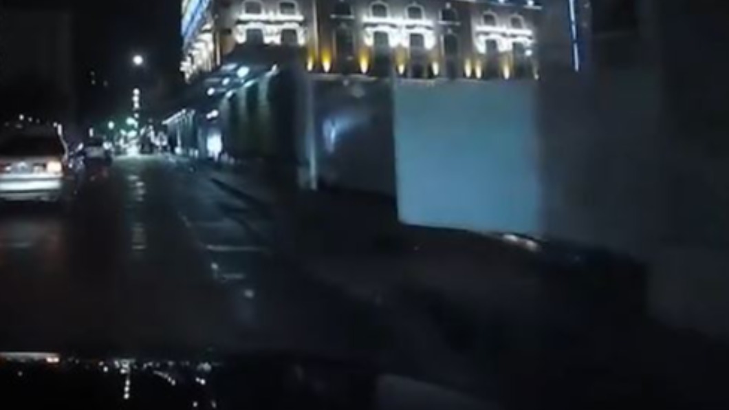 車輛通過前，就發現鐵門遭風吹搖晃。（圖／翻攝自爆料公社二社 臉書）