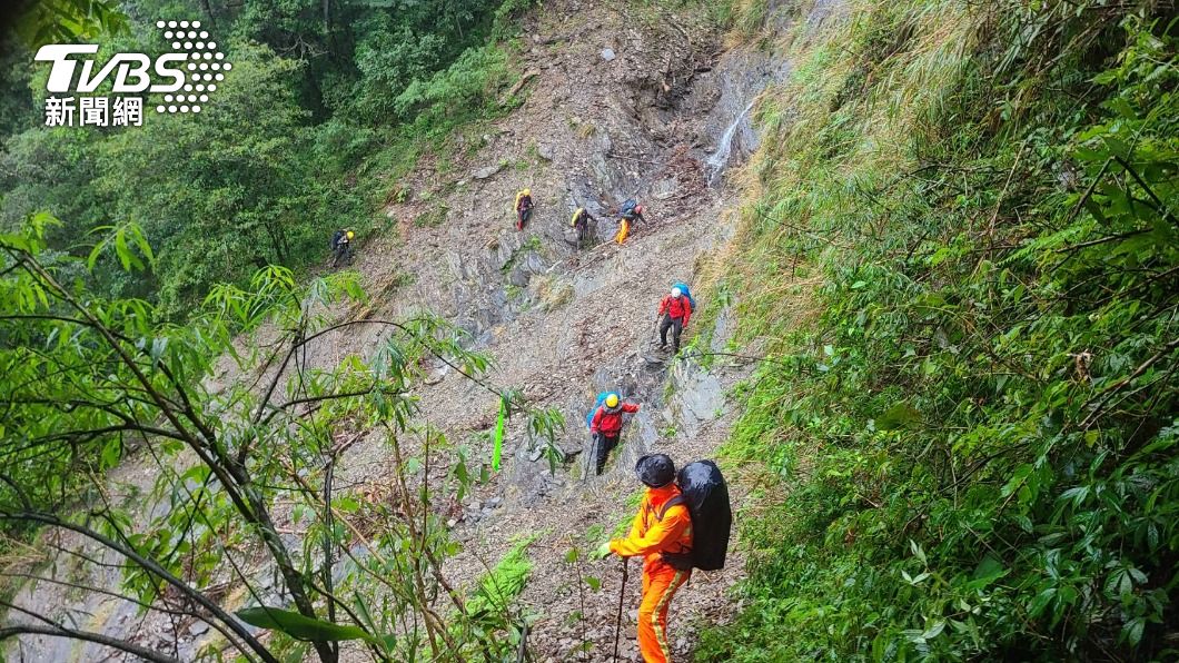 攻大鬼湖墜谷!消防隊冒雨挺進山區 驚悚救難畫面曝光