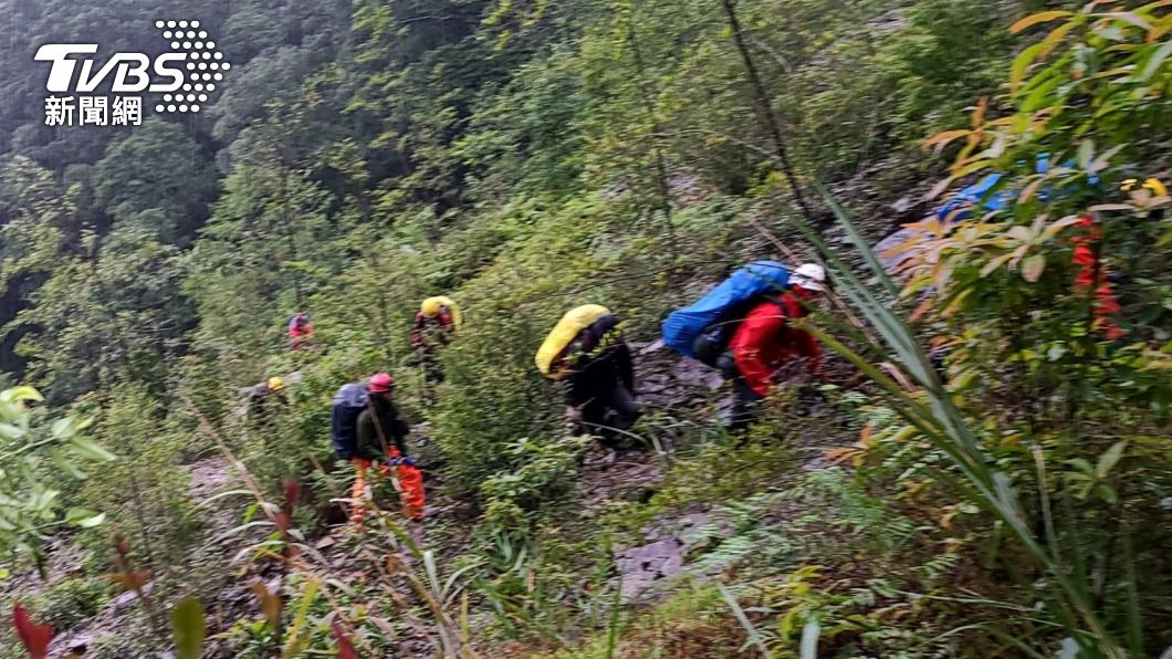 直升機無法前往,只能由地面部隊徒步入山。(圖/TVBS)