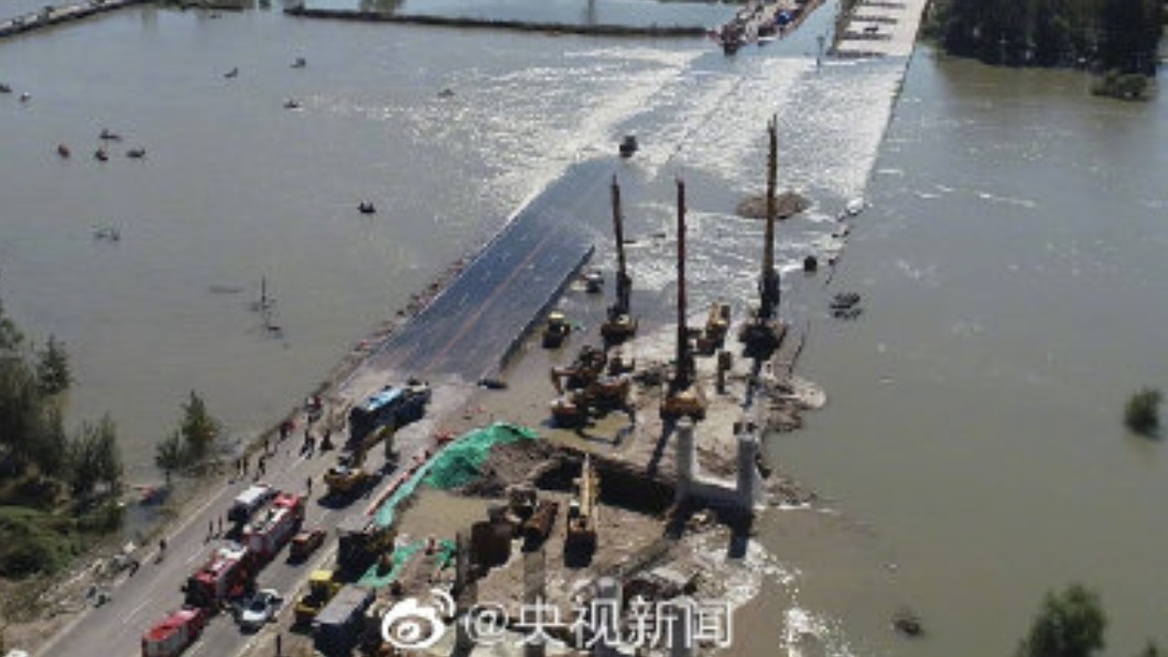 不顧交警阻攔硬闖泡水橋 河北公車墜河釀14死37傷