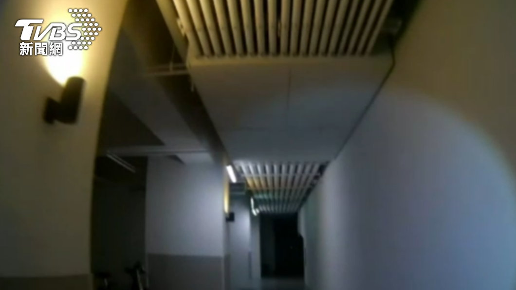 社區發電機室位處走廊最底端。(圖/警方提供)