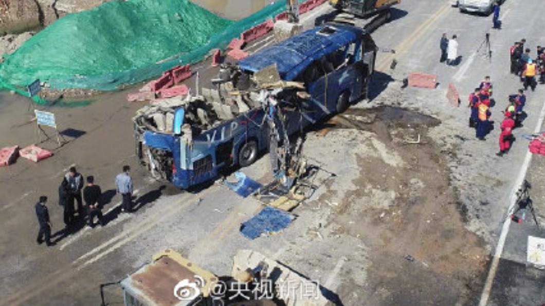 墜河公車已打撈上岸 。(圖/翻攝自央视新闻微博)