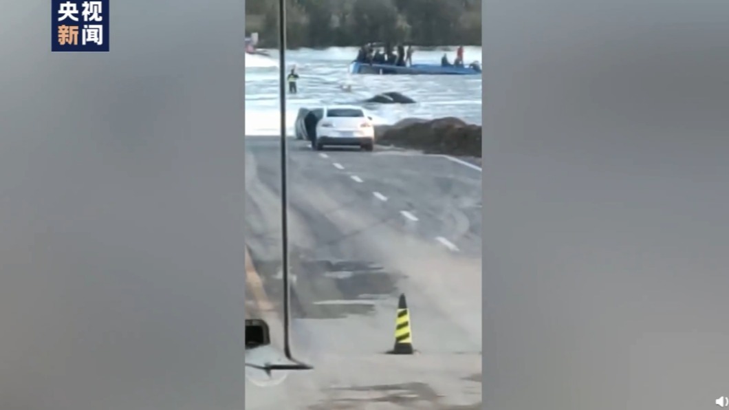 現場目擊民眾拍下乘客坐在車體上的驚險畫面。(圖/翻攝自央视新闻微博)