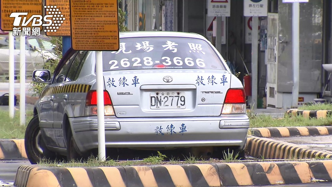 她上駕訓班冏問「方向盤怎打死」 教練懊惱噴8金句笑翻