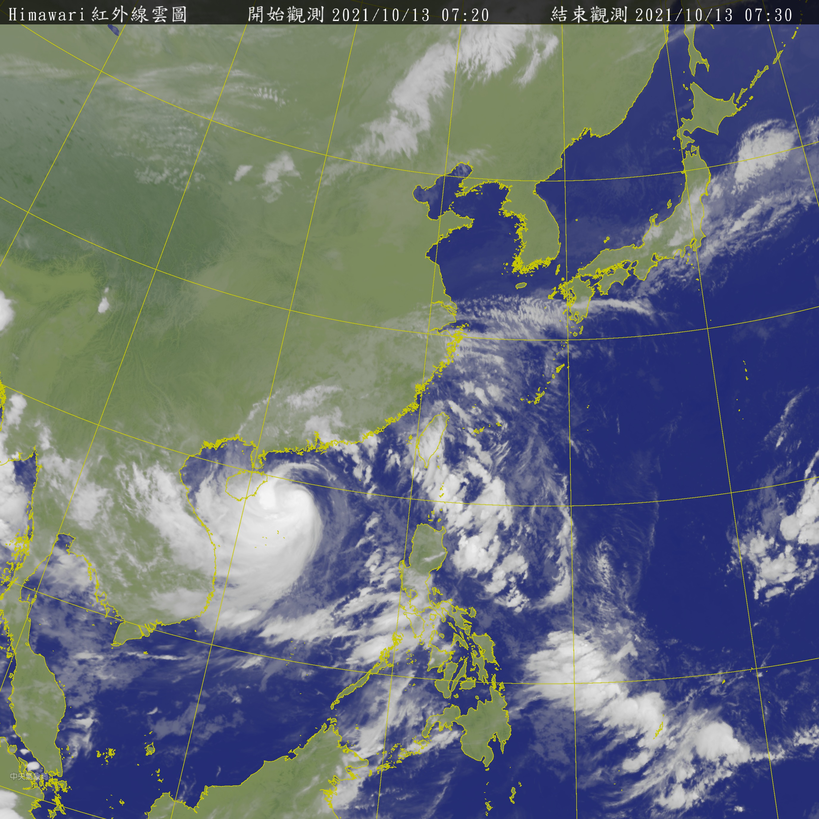 最新衛星雲圖顯示,「圓規」外圍環流與太平洋高壓邊緣形成的雲帶,仍影響台灣各地的天氣。(圖/中央氣象局)