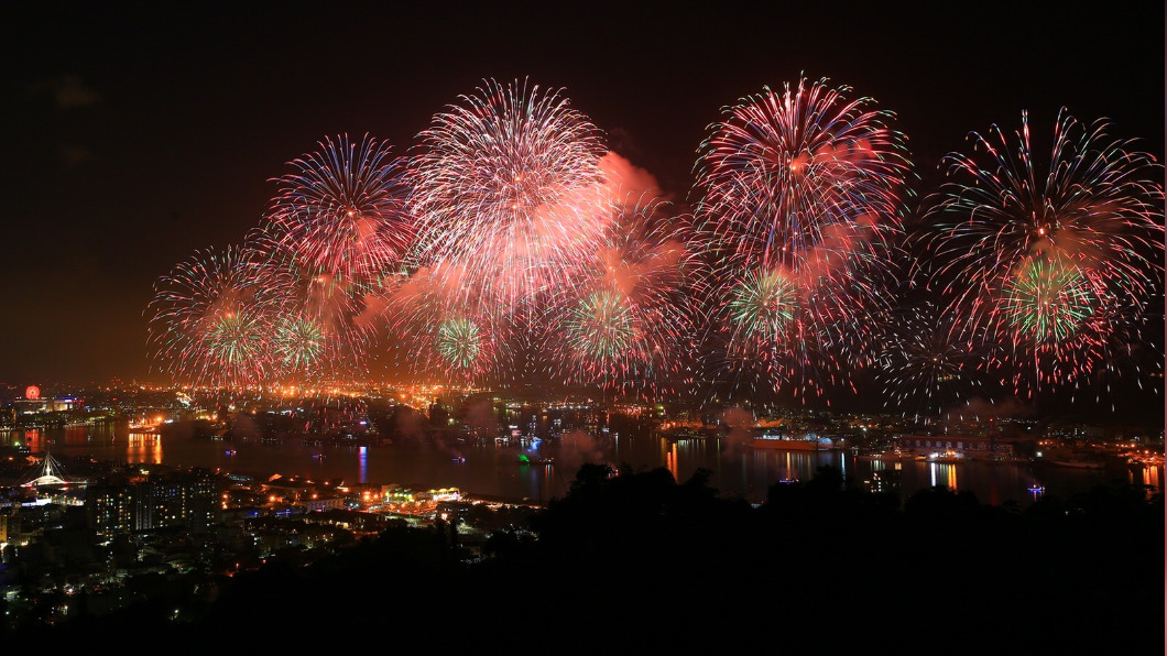 今年國慶焰火在高雄,吸引不少人潮。(圖/高雄市政府提供)