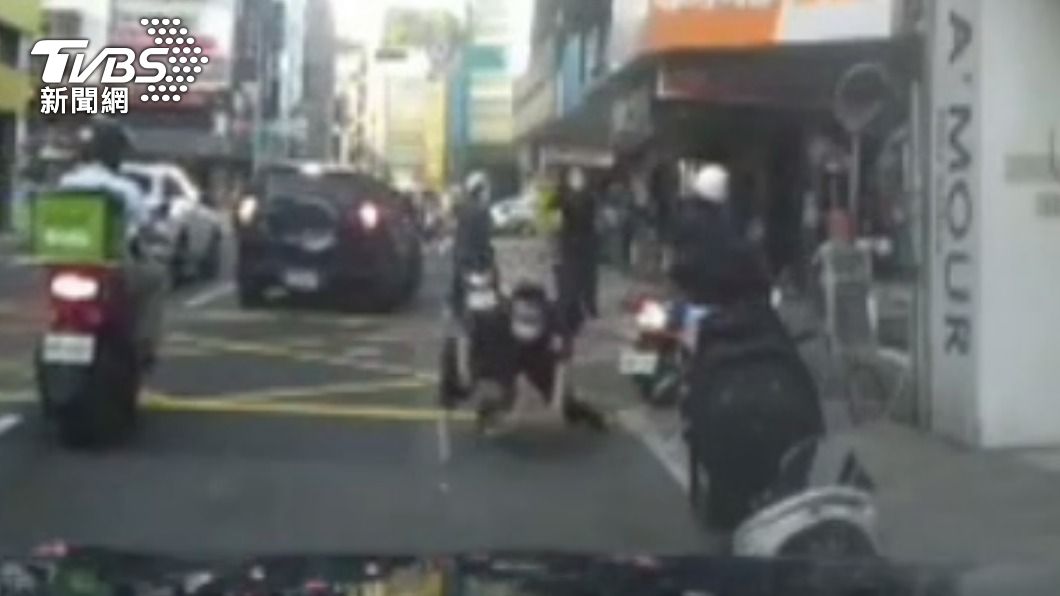 「磁鐵小盒」裝安毒塞進機車底躲追查 眼尖警飛撲逮犯嫌