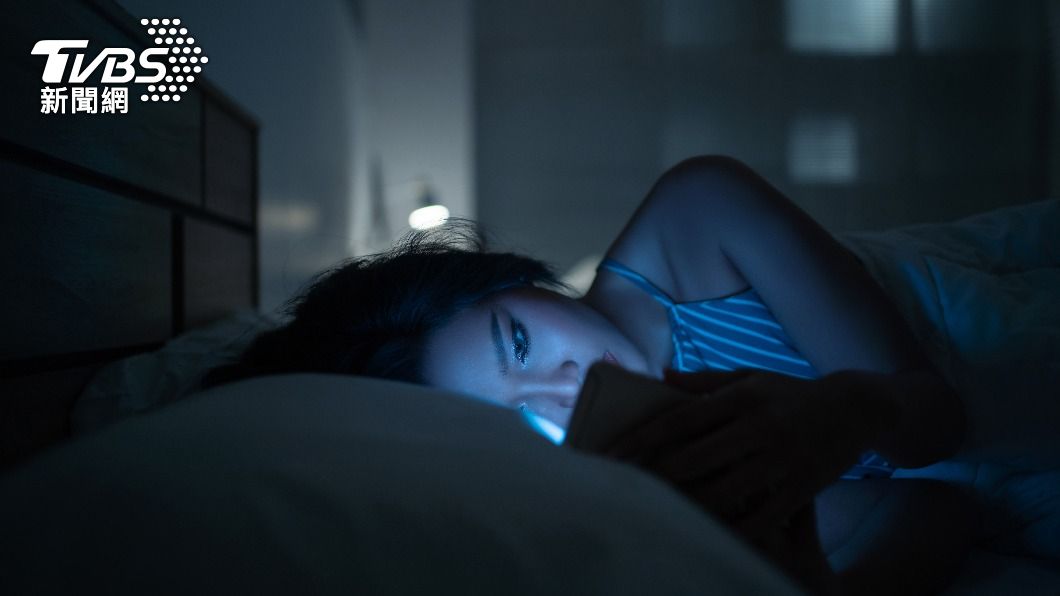 醫師分享傷眼5惡習,其中不開燈用3C、通勤滑手機都上榜。(示意圖/shutterstock達志影像)
