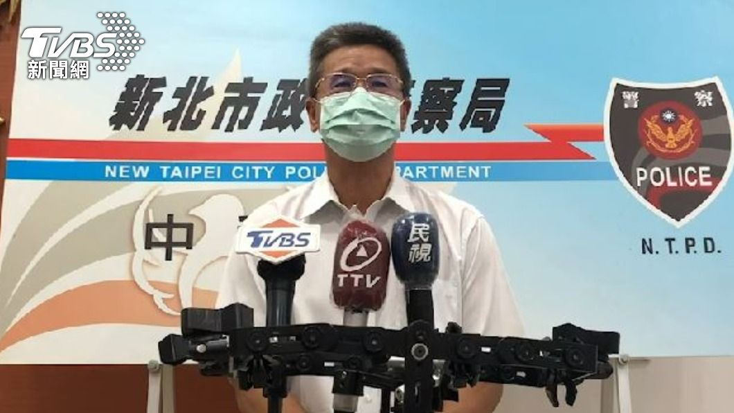 中和分局行政組長林啟發和兩名員警，協助民眾尋回萬元管理費。（圖／TVBS）