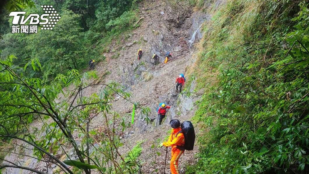 大鬼湖登山團墜崖意外1死1傷 擬直升機吊掛下山