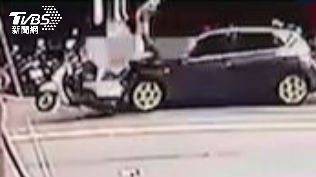 轎車撞擊騎士和行人。(圖/TVBS)