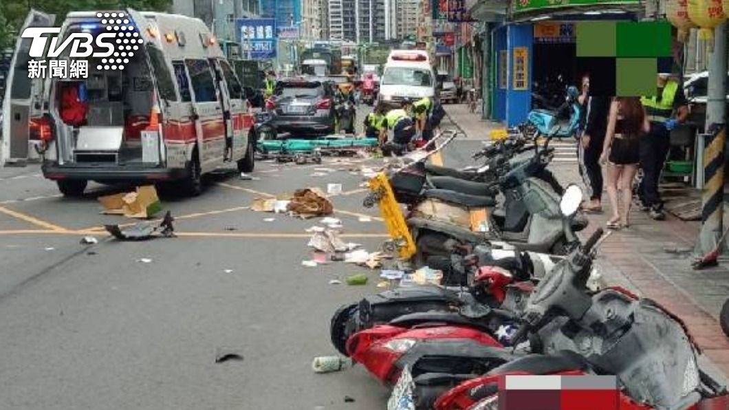 為撿皮夾!男開車「手很忙」失控撞騎士行人 整排機車毀