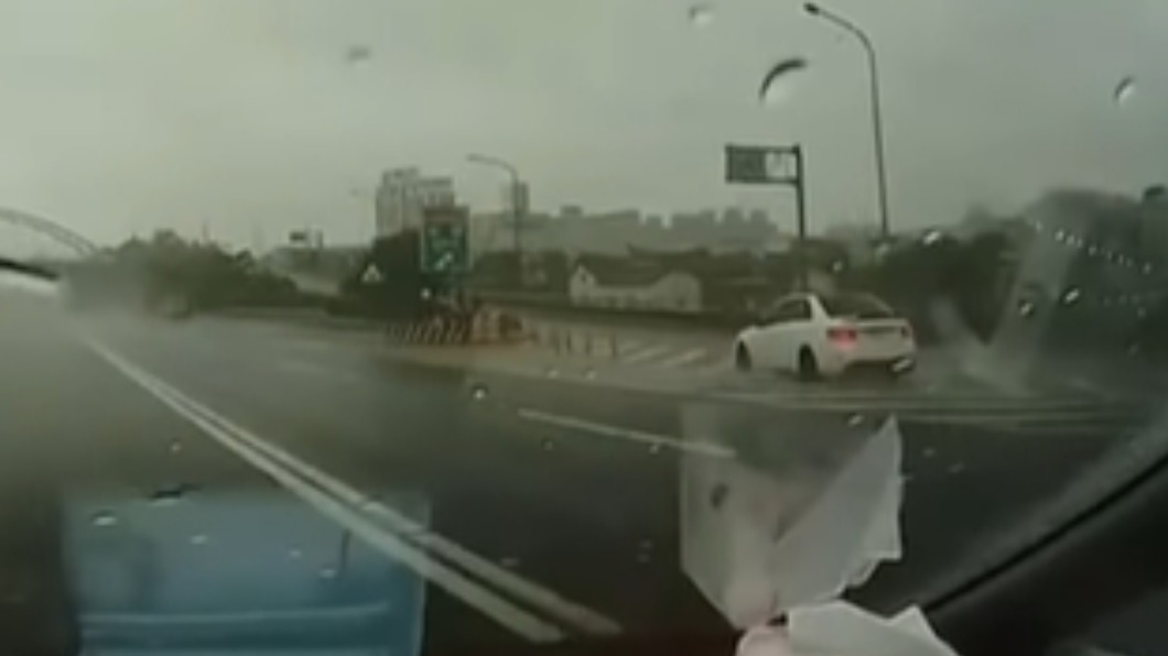 不偏不倚剛好接下交流道。（圖／翻攝自Andy老爹臉書）