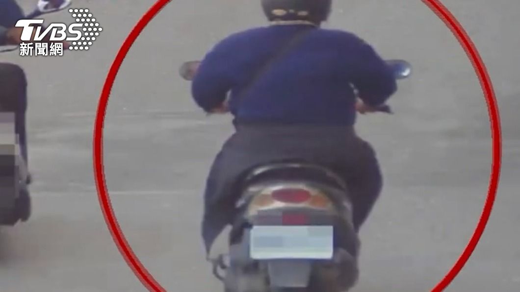 周男行兇後騎車離去。(圖/TVBS資料畫面)