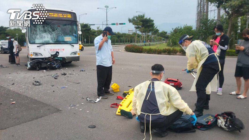 疑闖紅燈機車撞上高鐵快捷公車　高職生騎士彈飛重傷