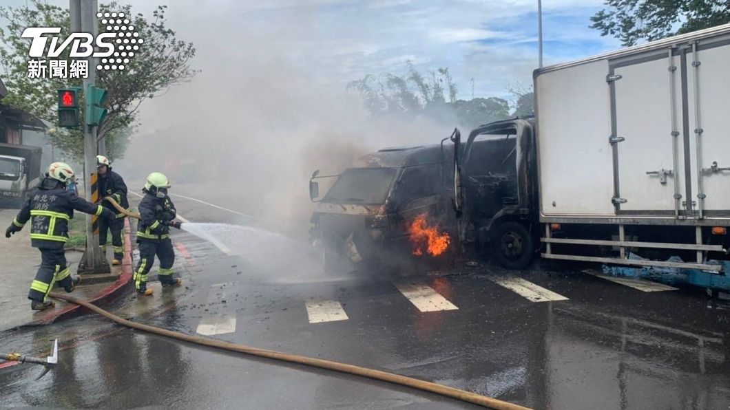 3千萬險成灰燼!運鈔車外側迴轉遭追撞 15秒起火釀3傷