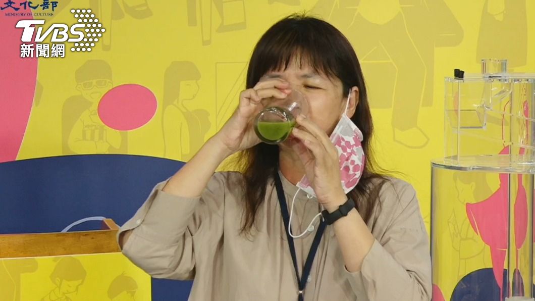 文化部政務次長李靜慧喝香菜汁。（圖／文化部）
