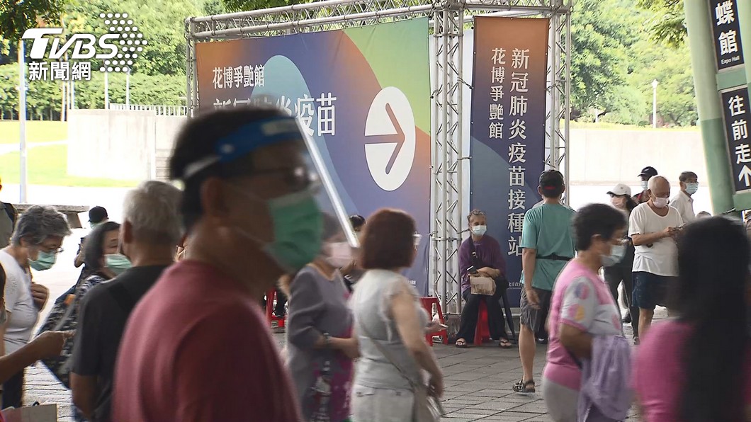 北市65歲長者今預約莫德納第2劑 半小時湧4.5萬人