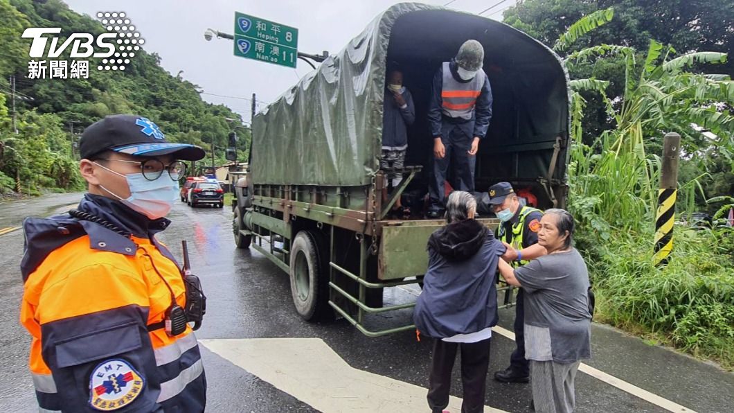 軍卡車協助運輸。(圖/TVBS)