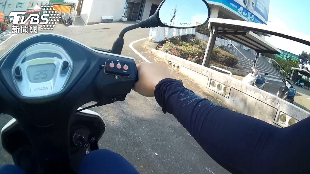 女警一路鳴笛前往旗山醫院。(圖/TVBS)