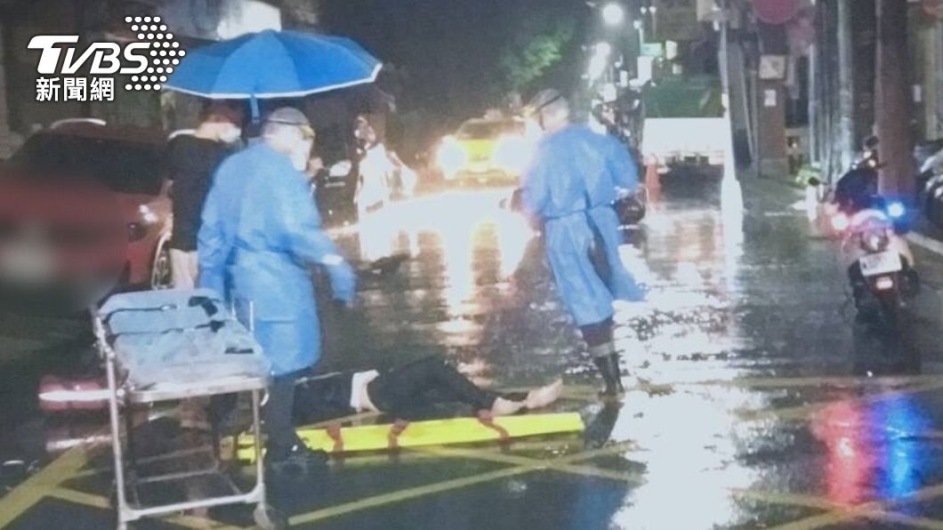 深夜大雨視線差！騎士撞8旬翁「彈飛傷」　路邊車也遭殃
