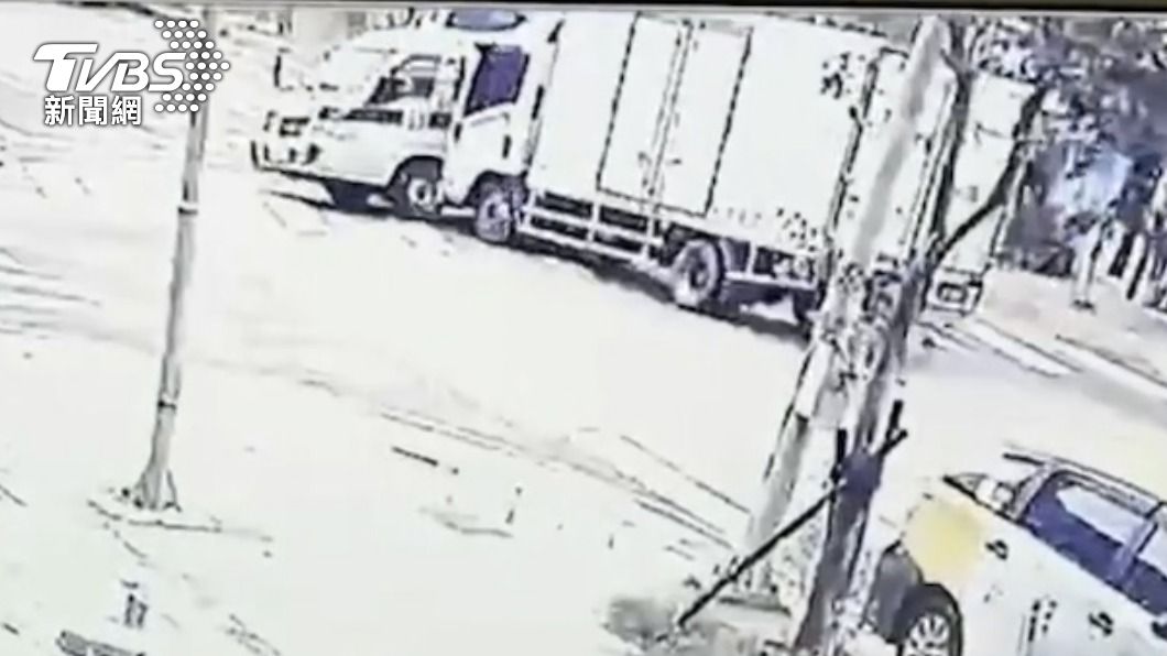 運鈔車從外側迴轉遭追撞。(圖/TVBS)