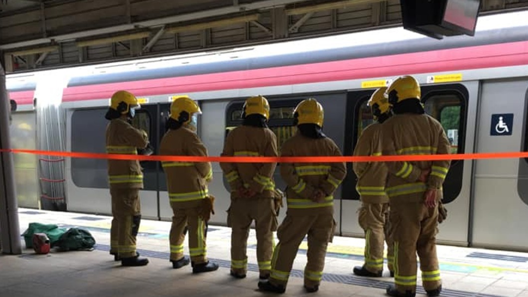 港鐵九龍塘站列車故障現火花！乘客嚇傻：爆了至少3次
