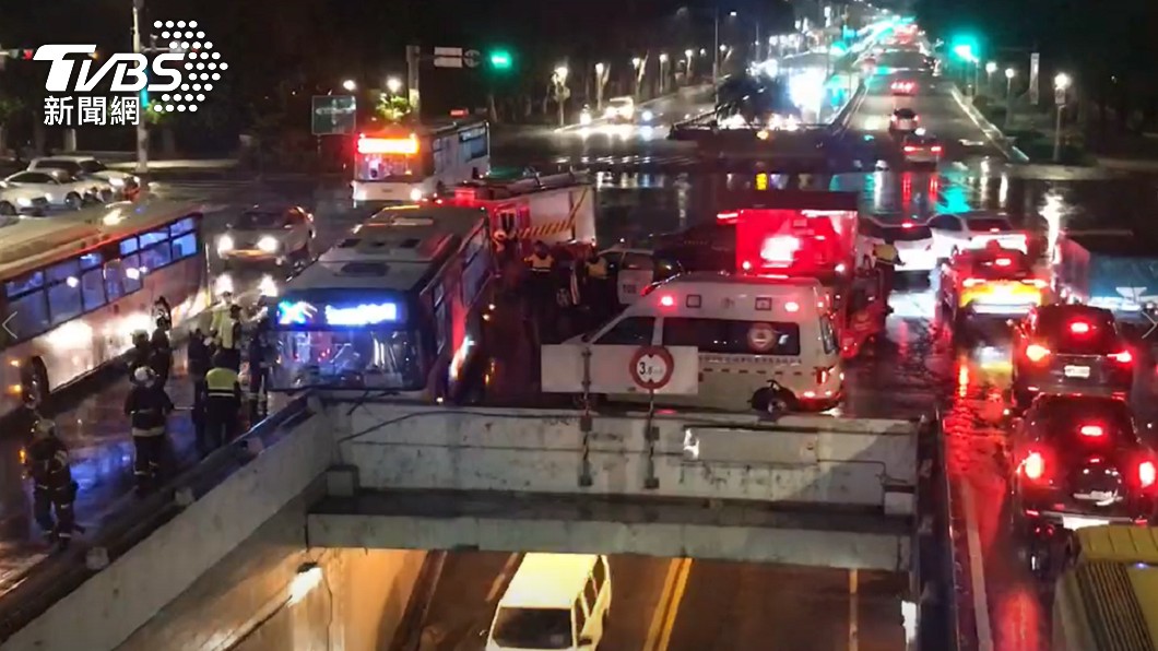 台北市中正區發生嚴重車禍意外。(圖/TVBS)