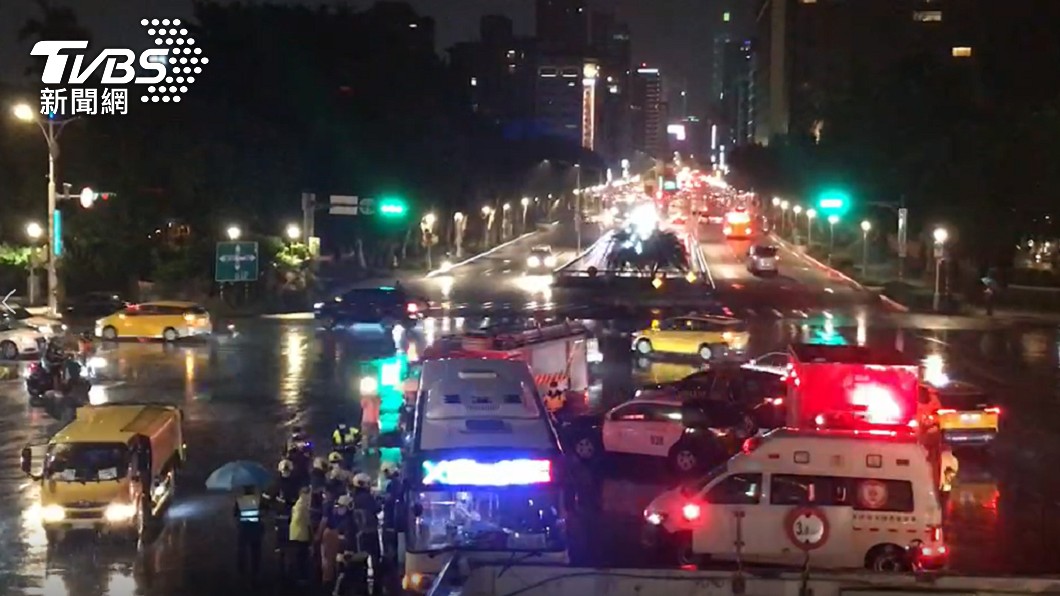 台北市中正區發生嚴重車禍意外。(圖/TVBS)