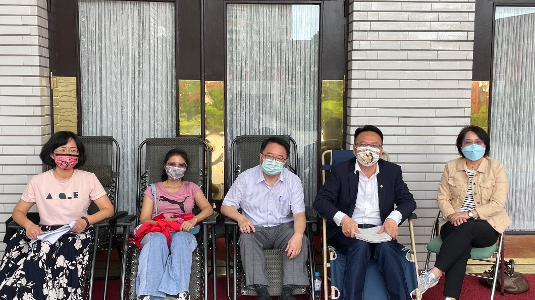 「袂見笑」風波延燒！憂藍營再杯葛　綠營立委徹夜輪班守議場