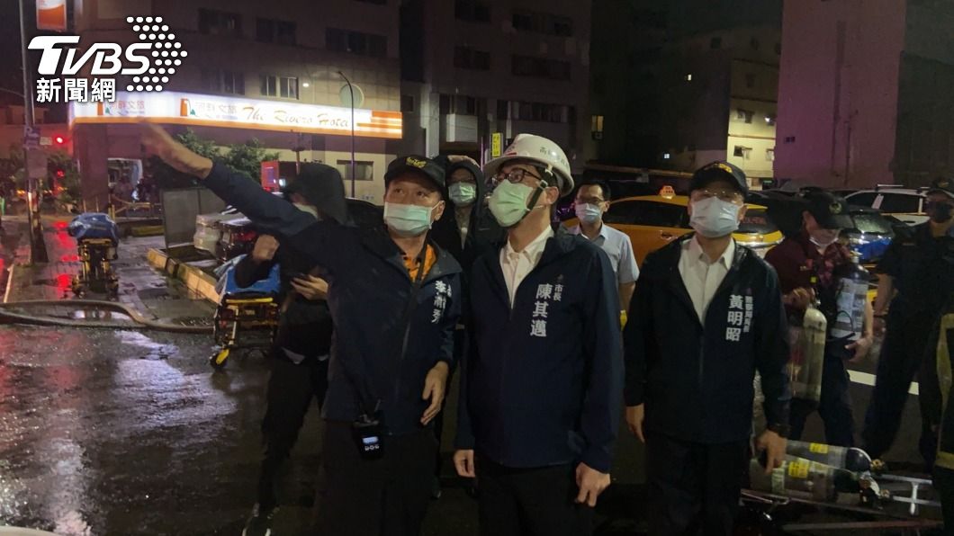 陳其邁趕赴火警現場。(圖/中央社)