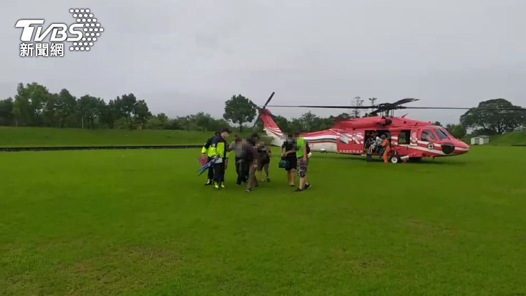 宜蘭野營遇溪水暴漲 直升機救援13人平安脫困