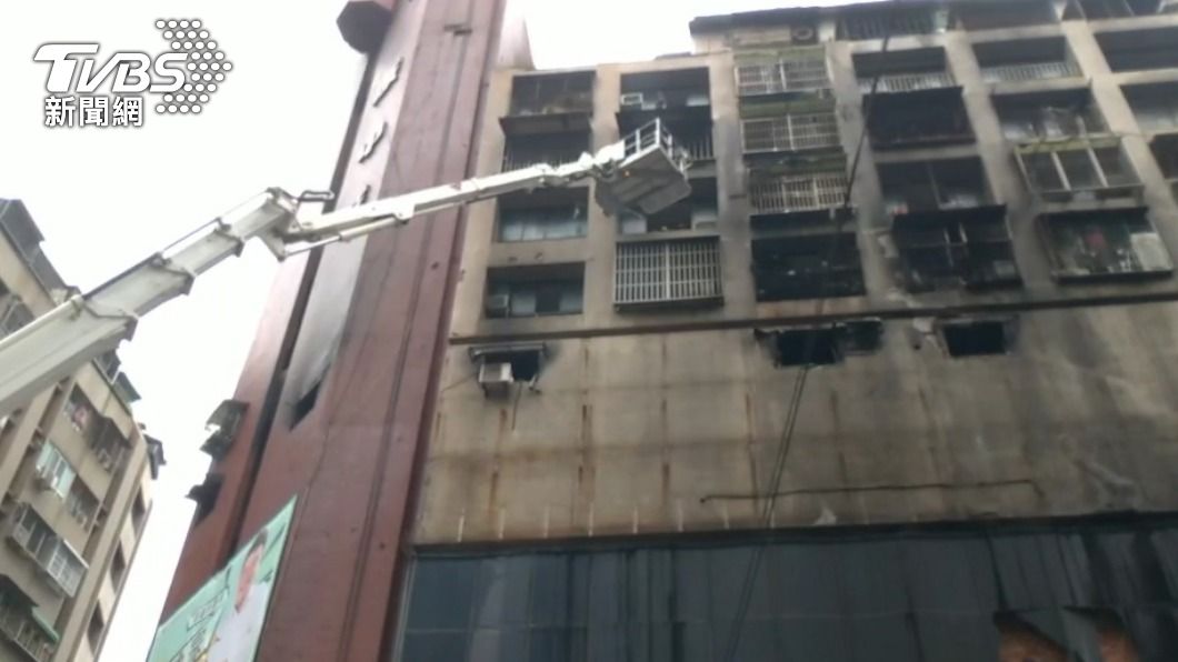 城中城火警無生命跡象恐破30人 已知14命危7死家屬舉牌求援