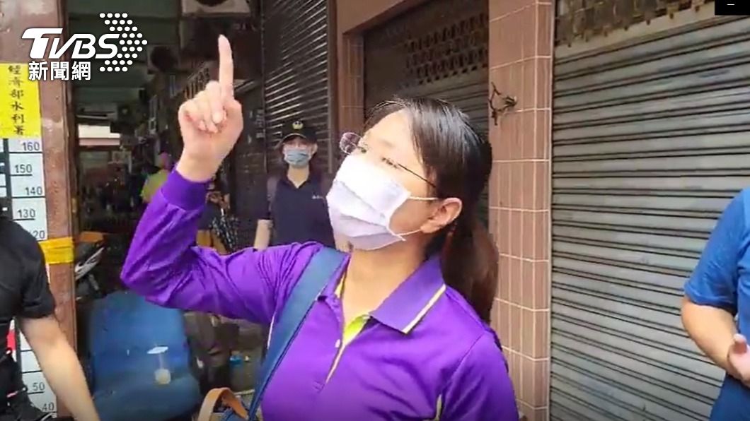 花藝店老闆特地到場關心7旬員工。(圖/TVBS)