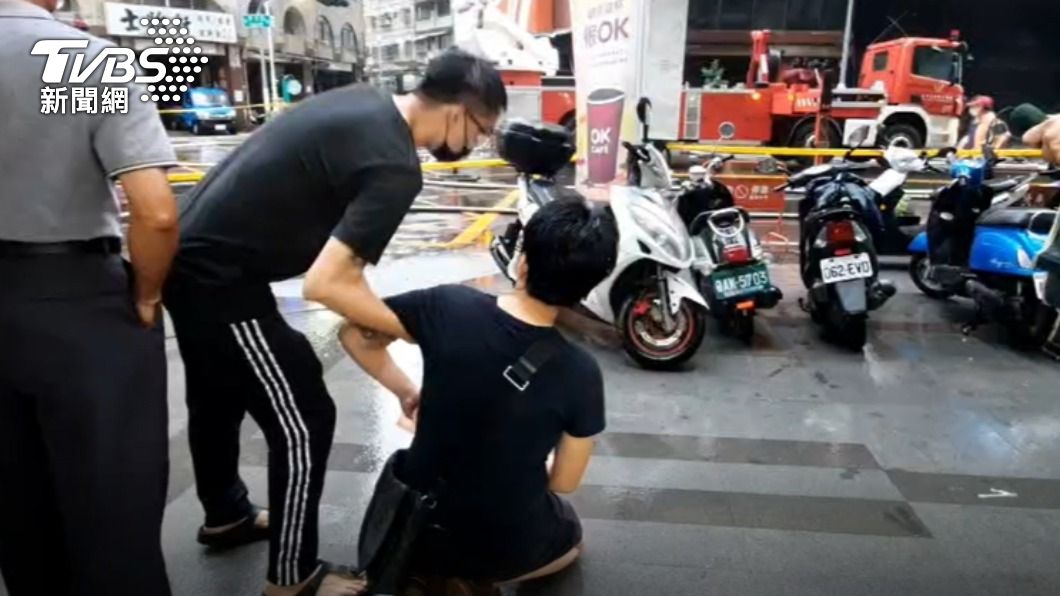 戴女在大樓外下跪,直到他人上前攙扶。(圖/TVBS)